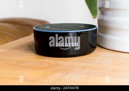 Amazon Alexa Echo Dot Smart Device optimisé par l'intelligence artificielle (AI) Banque D'Images