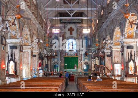 À L'Intérieur De La Basilique De La Cathédrale Santa Cruz À Cochin. D'une série de photos de voyage à Kerala, en Inde du Sud. Date De La Photo: Jeudi 16 Janvier 2020. Po Banque D'Images