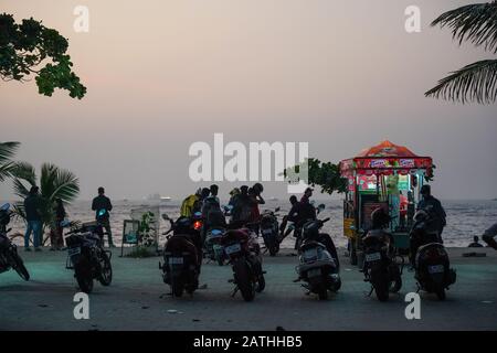 Vue sur les cavaliers de motos et de cyclomoteurs sur le front de mer de Cochin. D'une série de photos de voyage à Kerala, en Inde du Sud. Date De La Photo: Jeudi, Janu Banque D'Images