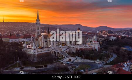 Budapest, Hongrie - Magnifique coucher de soleil doré derrière la célèbre Bastion des pêcheurs (Halaszbastya) et l'église Matthias un après-midi d'hiver Banque D'Images