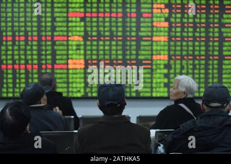 Les investisseurs chinois sont préoccupés par les prix des actions dans une maison de courtage à Hangzhou, dans la province de Zhejiang en Chine orientale, le 3 février 20 Banque D'Images