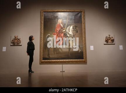 Un visiteur regarde le "Portrait équestre d'un maire de Lord (v.1695-1705) par John Closterman qui est montré pour la première fois après seulement lui avoir été attribué récemment comme faisant partie du baroque britannique de Tate Britain: Le pouvoir et L'Illusion, la première exposition à se concentrer sur la culture baroque en Grande-Bretagne. Banque D'Images