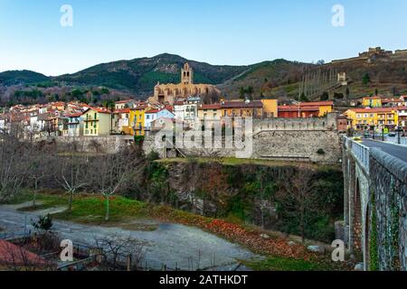 Vue panoramique sur la cité médiévale fortifiée Prats de Molo la Preste Banque D'Images