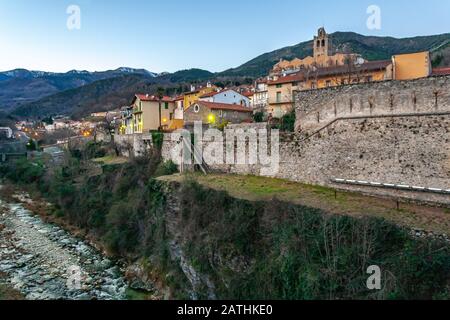 Vue panoramique sur la cité médiévale fortifiée Prats de Molo la Preste Banque D'Images