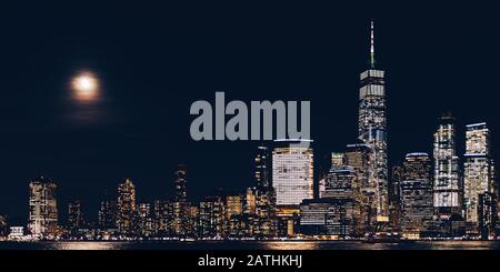 Vue panoramique incroyable sur les gratte-ciel de New York et le centre-ville de Manhattan depuis Jersey City pendant la nuit, taille de bannière Banque D'Images