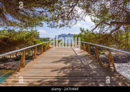 Passerelle à Cala Galdana, une station touristique populaire sur l'île de Minorque. Espagne. Banque D'Images