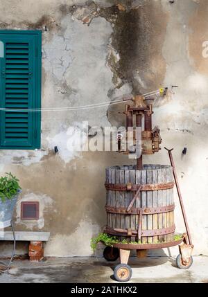 Ancienne presse à vin en bois vintage, rustique, dans la rue du village. Bolgheri, En Toscane, Italie. Banque D'Images
