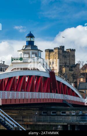 Le pont tournant sur la rivière Tyne, reliant et Gateshead Newcastle-upon-Tyne, Tyne et Wear, Angleterre Banque D'Images