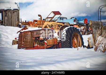 Un vieux tracteur diesel international Mccormick-Deering Super WD-9 de 1954 dans la neige, dans porter's Corner, au sud-ouest de Philipsburg, Montana, cloche Banque D'Images