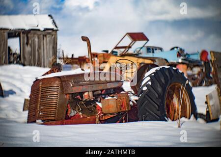 Un vieux tracteur diesel international Mccormick-Deering Super WD-9 de 1954 dans la neige, dans porter's Corner, au sud-ouest de Philipsburg, Montana, cloche Banque D'Images