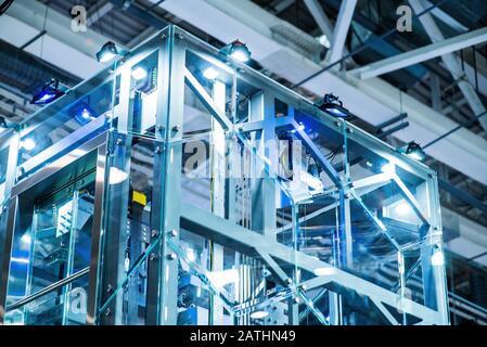 Entraînement de la porte de l'élévateur, installation d'un nouvel élévateur. Banque D'Images