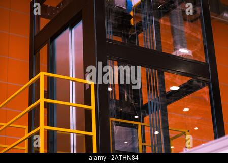 Entraînement de la porte de l'élévateur, installation d'un nouvel élévateur. Banque D'Images