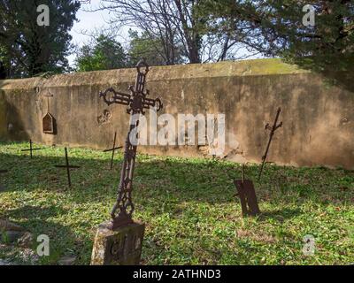 Ancien cimetière de Bolgheri, Toscane, Italie. Connu sous le nom de Cimitero di Nonna Lucia. Les croix de fer anciennes marquent les tombes. Banque D'Images