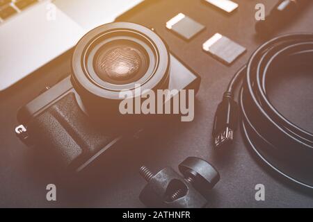 Équipement de photographie pour photographe amateur, appareil photo moderne sans miroir de poche et accessoires Banque D'Images