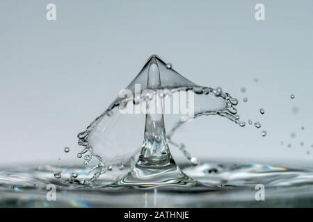 Les gouttes d'eau forment des sculptures transparentes fascinantes sous forme de champignons ou de parapluie lorsqu'elles tombent dans l'eau, des gouttes et des éclaboussures se ferment Banque D'Images