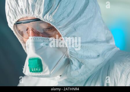 Spécialiste inquiet de l'épidémiologie concernée, gros plan portrait de l'épidémiologiste en vêtements de protection Banque D'Images