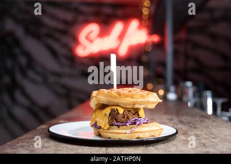 Un sandwich au gaufres au poulet et au fromage. Banque D'Images