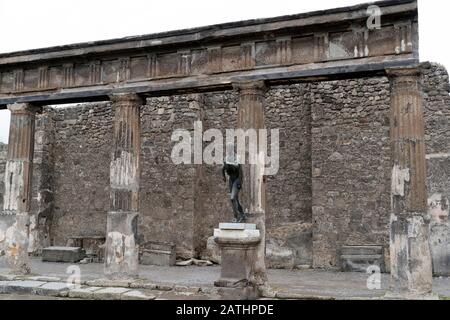 détail statue des ruines antiques de pompéi Banque D'Images