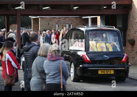 Un coeur portant le cercueil d'Amy Appleton arrive à l'église évangéliste de Saint Jean, Copthorne, pour ses funérailles. Le professeur de 32 ans a été tué le 22 décembre 2019, de même que Sandy Seagrave, 76 ans, à la suite d'un incident survenu à Crawley Down, dans le West Sussex. Banque D'Images