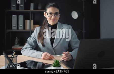 Businesswoman working in office Banque D'Images