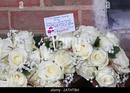 Fleurs à l'extérieur de l'église évangéliste Saint-Jean, Copthorne, pour les funérailles d'Amy Appleton. Le professeur de 32 ans a été tué le 22 décembre 2019, de même que Sandy Seagrave, 76 ans, à la suite d'un incident survenu à Crawley Down, dans le West Sussex. Banque D'Images