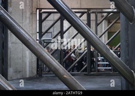 Augsbourg, Allemagne. 3 février 2020. Les visiteurs visitent les boîtes de la nouvelle maison d'éléphant, sécurisée avec des barres de fer épaisses. Crédit: Karl-Josef Hildenbrand/Dpa/Alay Live News Banque D'Images