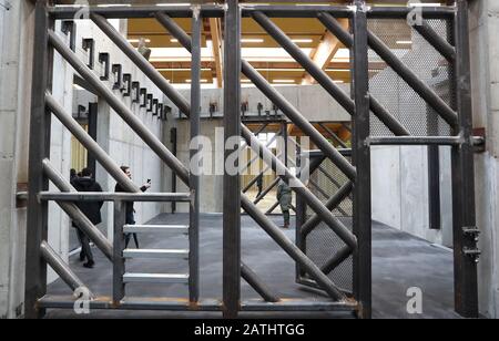 Augsbourg, Allemagne. 3 février 2020. Les visiteurs visitent les boîtes de la nouvelle maison d'éléphant, sécurisée avec des barres de fer épaisses. Crédit: Karl-Josef Hildenbrand/Dpa/Alay Live News Banque D'Images