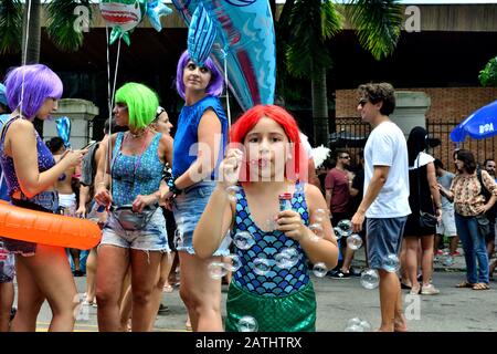 Carnaval de rue, Amérique du Sud, Brésil - 17 février 2019: Une jeune fille fait des bulles de savon lors d'une fête de rue de Carnaval tenue à Rio de Janeiro. Banque D'Images