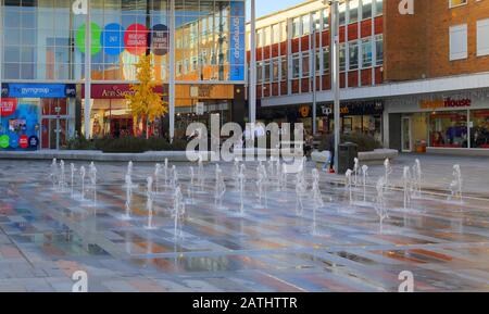 Des fontaines dans le Queens Square dans le centre de Crawley West Sussex Banque D'Images