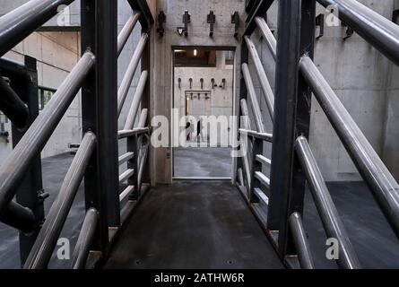 Augsbourg, Allemagne. 3 février 2020. Les visiteurs visitent les boîtes de la nouvelle maison d'éléphant, sécurisée avec des barres de fer épaisses. Crédit: Karl-Josef Hildenbrand/Dpa/Alay Live News Banque D'Images