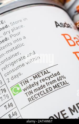 Gros grains de café cuits sur l'étiquette indiquant des informations sur le recyclage des emballages et un logo largement recyclé. Recyclage de concept, emballage alimentaire, conserves alimentaires. Banque D'Images