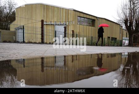 Augsbourg, Allemagne. 3 février 2020. La nouvelle maison d'éléphant du zoo se reflète dans une flaque de pluie. Crédit: Karl-Josef Hildenbrand/Dpa/Alay Live News Banque D'Images