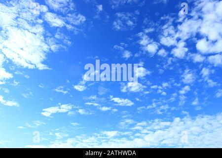 Ciel bleu avec de beaux nuages de temps Banque D'Images