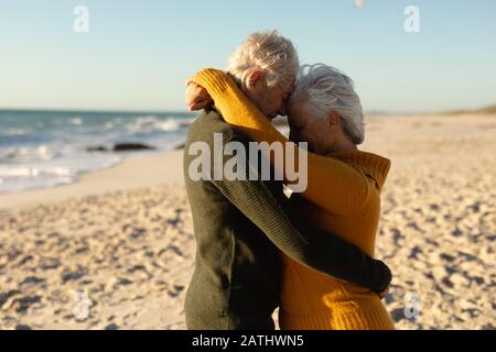 Un vieux couple amoureux de la plage Banque D'Images