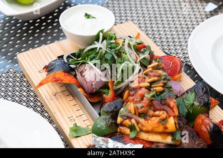 Kebab avec légumes et pain pita - plat turc traditionnel. Cuit au feu Banque D'Images