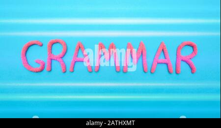 Mot de grammaire en lettres rouges sur fond bleu. Concept d'apprentissage de la grammaire et de la langue Banque D'Images