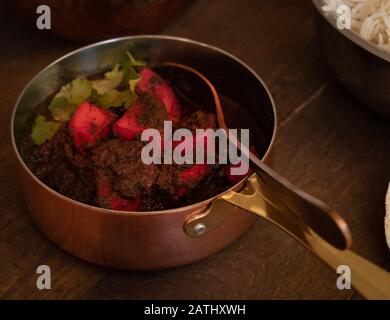 Curry de pommes de terre et de betteraves indiennes Banque D'Images