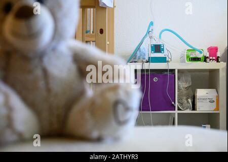 Backnang, Allemagne. 3 février 2020. Un ventilateur est placé à côté d'un lit bébé. Au premier plan se trouve un ours en peluche. Crédit: Sebastian Gollnow/Dpa/Alay Live News Banque D'Images