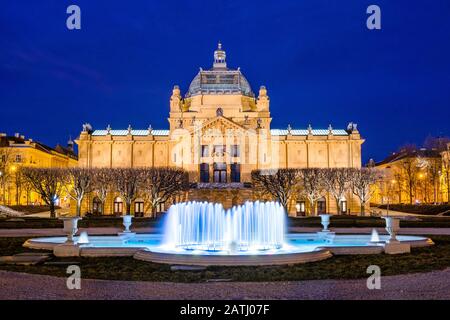 Croatie, ville de Zagreb, pavillon d'art dans la nuit, exposition longue Banque D'Images