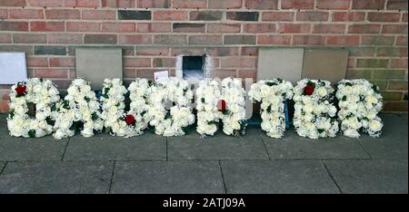 Fleurs à l'extérieur de la chapelle St Richard, Surrey & Sussex Crematorium, pour les funérailles d'Amy Appleton. Le professeur de 32 ans a été tué le 22 décembre 2019, de même que Sandy Seagrave, 76 ans, à la suite d'un incident survenu à Crawley Down, dans le West Sussex. Banque D'Images