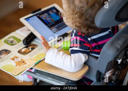 03 février 2020, Bade-Wuerttemberg, Backnang: Un enfant avec atrophie spinale musculaire (SMA) exploite un comprimé. Photo: Sebastian Gollnow/Dpa Banque D'Images