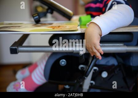 03 février 2020, Bade-Wuerttemberg, Backnang: Un enfant est assis dans une chaise de thérapie. Photo: Sebastian Gollnow/Dpa Banque D'Images