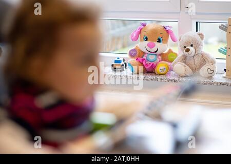 03 février 2020, Bade-Wuerttemberg, Backnang: Teddy ours assis derrière un enfant dans une chaise de thérapie. Photo: Sebastian Gollnow/Dpa Banque D'Images