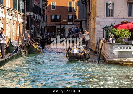 Les touristes qui prennent une balade en gondole à l'approche du Grand Canal, Venise, Italie Banque D'Images