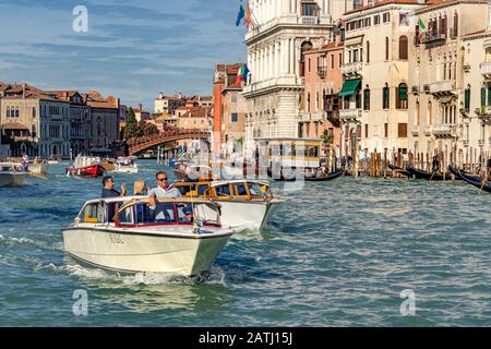 Les bateaux-taxis qui prennent les passagers vers leurs destinations le long du Grand Canal, Venise, Italie Banque D'Images