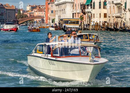 Les bateaux-taxis qui prennent les passagers vers leurs destinations le long du Grand Canal, Venise, Italie Banque D'Images