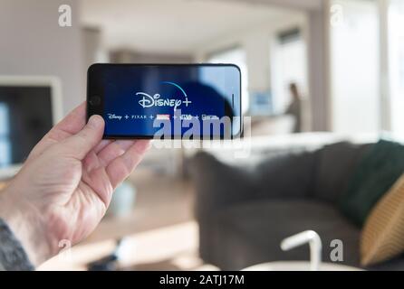 Amsterdam, Pays-Bas, 02/03/2020, Disney+ startscreen sur téléphone mobile. Vidéo en ligne Disney+, service d'abonnement à la diffusion de contenu. plu Disney Banque D'Images