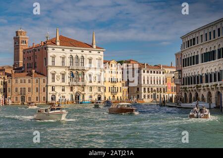 Des bateaux-taxis sur le Grand Canal de Venise, avec la tour de la Basilique de Santa Maria Gloriosa dei Frari à la distance hte, Venise, Italie Banque D'Images