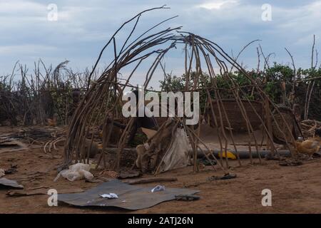 Omorate, Ethiopie - Nov 2018 : les femmes de la tribu Dasanech construisent une maison dans le village. Vallée de l'Omo Banque D'Images