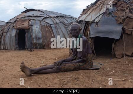 Omorate, Ethiopie - Nov 2018 : dame âgée de la tribu Dasanech assise devant la maison. Vallée de l'Omo Banque D'Images